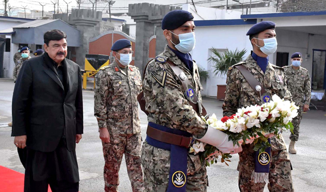 یاد گار شہدا پر پھول چڑھائے