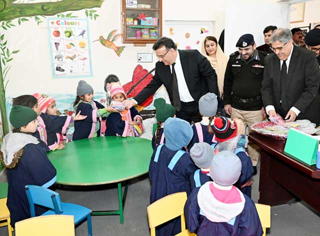 ننھے بچوں کے ساتھ بھی وقت گزارا اور ان میں تحائف تقسیم